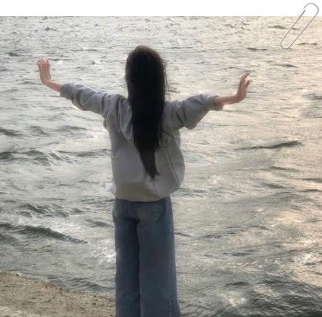 바닷가 앞에서 양팔을 벌려 힐링하는 모습