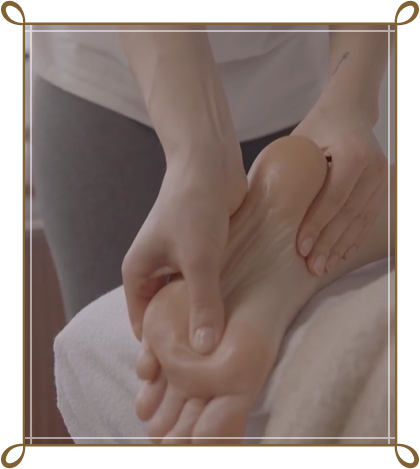 엄지손으로 발바닥 지압해주는 모습