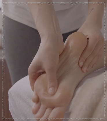 엄지손으로 발바닥 지압해주는 모습