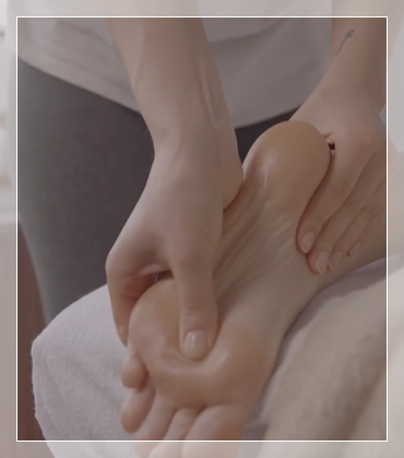 엄지손으로 발바닥 지압해주는 모습