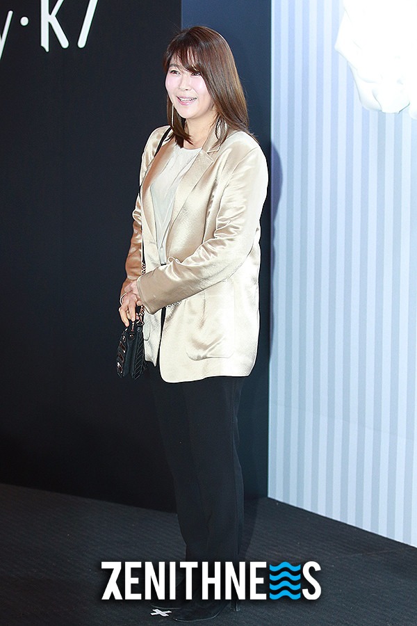 ▲ 배종옥-김지영 ‘봄을 불러올 것 같은 손인사’ (사진=문찬희 기자)