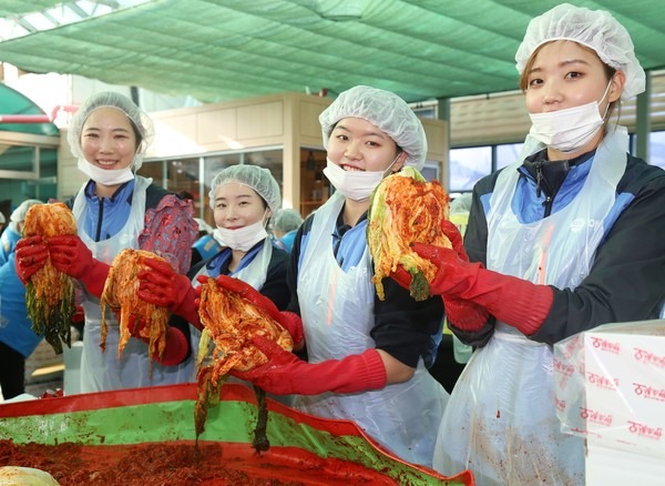 ▲ 애경산업, 소외계층 위한 16번째 ‘사랑의 김장 나눔 행사’ 진행 (사진=애경산업)