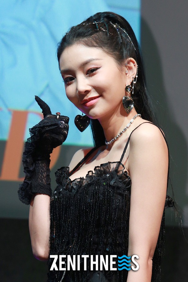▲ 모모랜드 혜빈-나윤 ‘메리를 향한 엄지 척!’ (사진=문찬희 기자)
