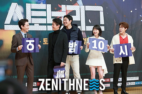 ▲ ‘스토브리그’ 오정세 ‘거꾸로 들었지만 난 당황하지 않지’ (사진=문찬희 기자)