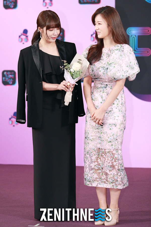 ▲ 정은지-윤보미 ‘오늘도 예쁨 가득한 에핑이들♥’ (사진=문찬희 기자)