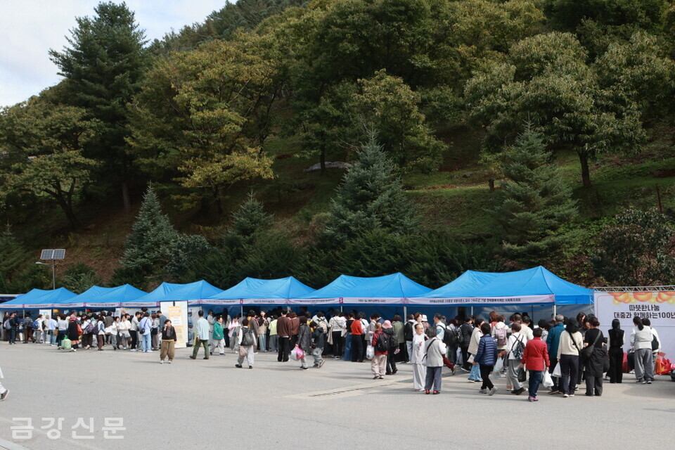 천태종복지재단은 10월 23일 오전 7시 구인사 입구인 영춘면 백자리 일원에서 ‘천태종 2대 종정 대충대종사 탄신 100주년 기념-천태종복지재단 사회복지대회’를 개최했다.