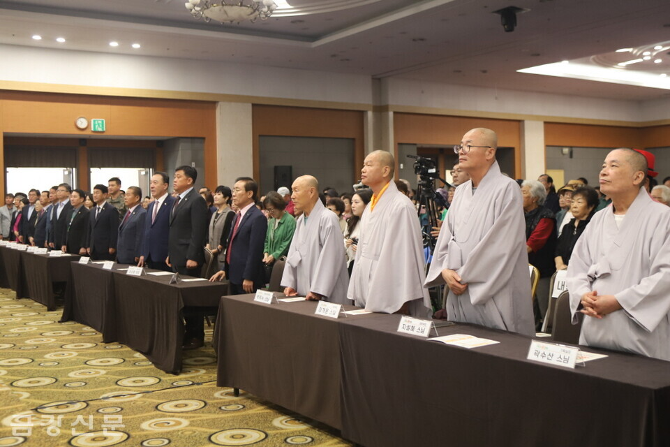 이날 기념식은 천태종총무원장 덕수 스님, 사회부장 개문·재무부장 설혜·기획실장 수산 스님을 비롯한 종단 스님과 김문근 단양군수, 이상훈 단양군의회의장, 오영탁 충정북도의회 의원, 이덕홍 대한노인회 단양군지회장 등 지자체 관계자, 단양군민 등 1,000여 명이 참석했다. 