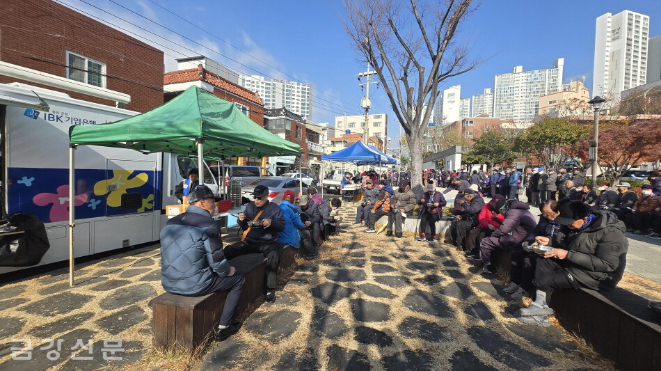 삼광사와 천태종복지재단 부산지부는 올 한 해 동안 부산 지역 취약계층과 재난 현장을 누비며 자비 나눔을 실천했던 무료 급식 사업 ‘참! 좋은 사랑의 밥차’를 12월 11일 마무리했다.