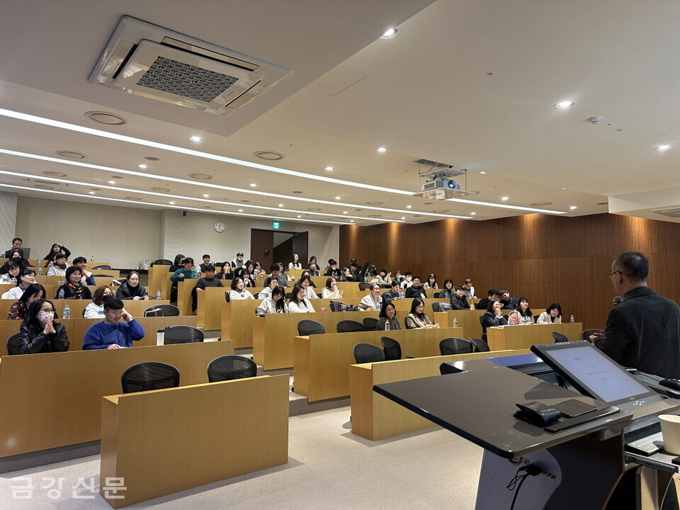 강의를 듣고 있는 산하 시설 중간관리자들.