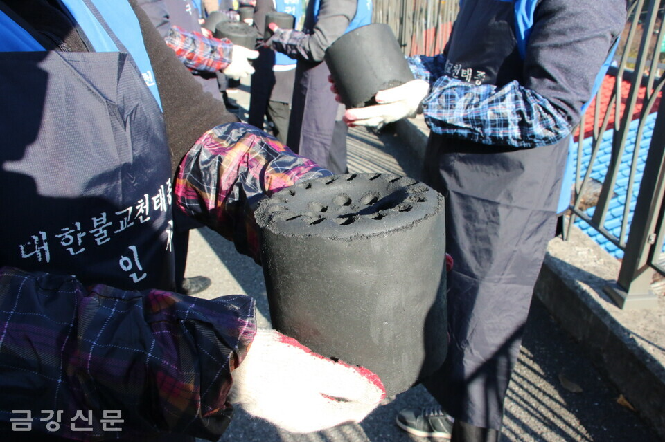 천태종총무원과 천태종복지재단은 12월 20일까지 관내 저소득 100가구에 순차적으로 연탄을 배부할 예정이다.