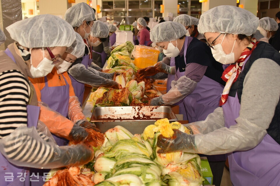 자원봉사자들이 김장김치를 담그고 있다.
