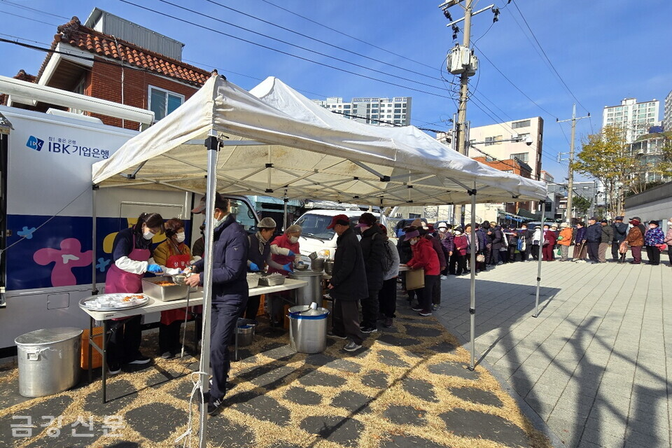 무료급식을 받기 위해 줄을 선 어르신들. 
