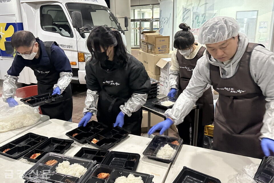 자원봉사자들이 도시락을 포장하고 있다. 