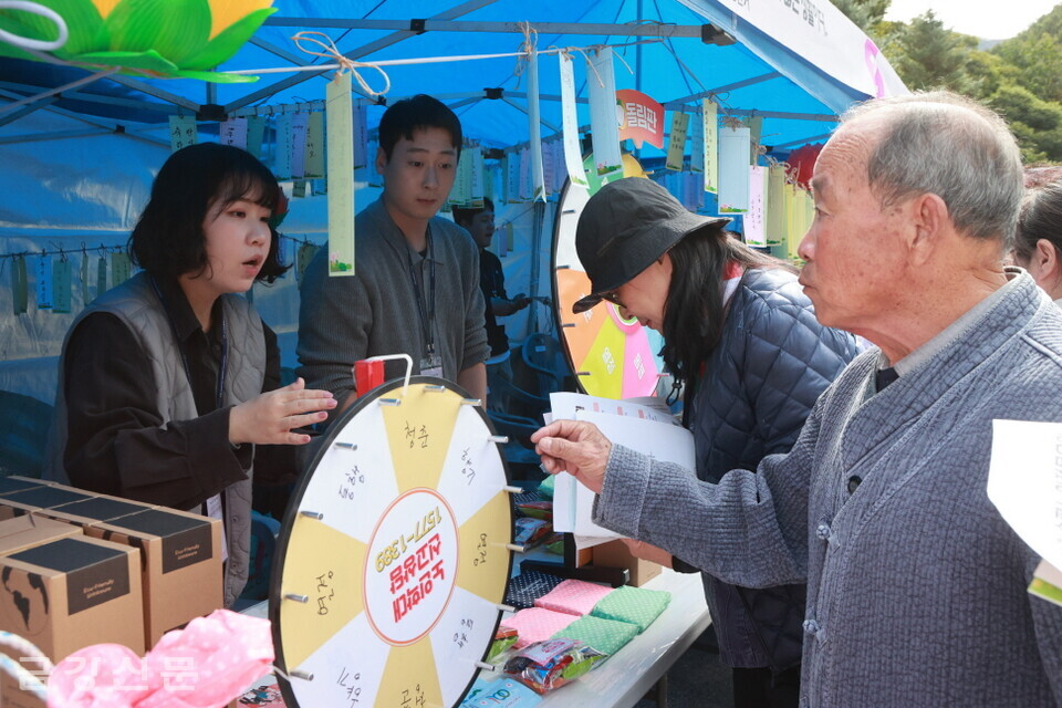 체험활동에 참여하고 있는 어르신.&nbsp;