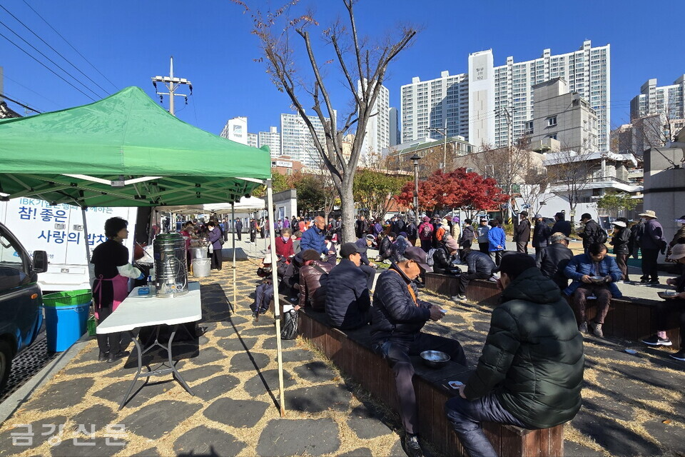 무료급식을 받은 어르신들이 연지어린이공원에서 식사를 하고 있다. 