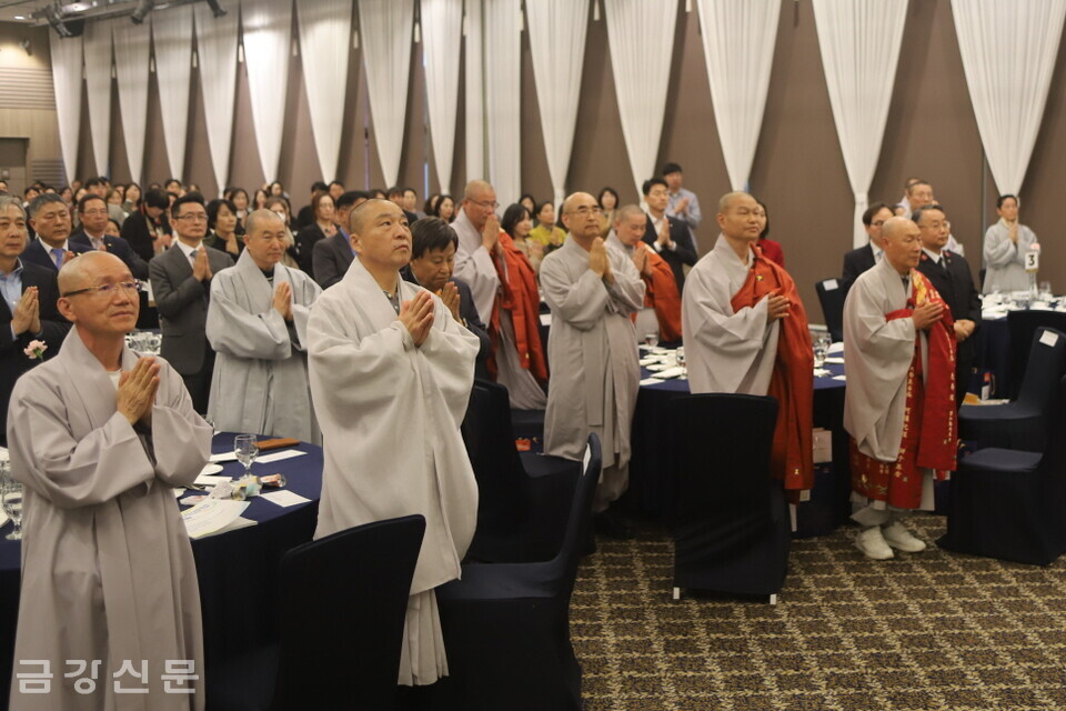 삼귀의를 하는 참석대중. 