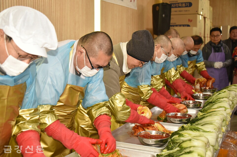 김장나눔문화제에는 삼광사 주지 용암 스님, 교무 덕중 스님, 천태종복지재단 사무총장 자운 스님, 지자체 관계자 등 400여 명이 동참했다. 
