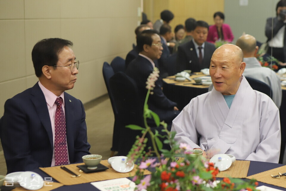 이날 효잔치 기념식에 앞서 주요 내빈들 간 차담이 진행됐다. 김문근 단양 군수와 환담하는 총무원장 덕수 스님. 