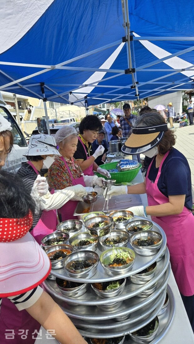 삼광사 효 나눔 봉사단이 음식을 담고 있다.