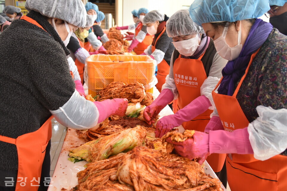 자원봉사자들이 김장김치를 담그고 있다.