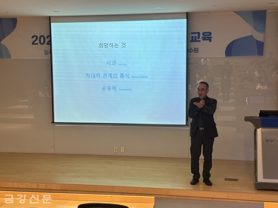 박봉남 감독이 강의를 하고 있다.