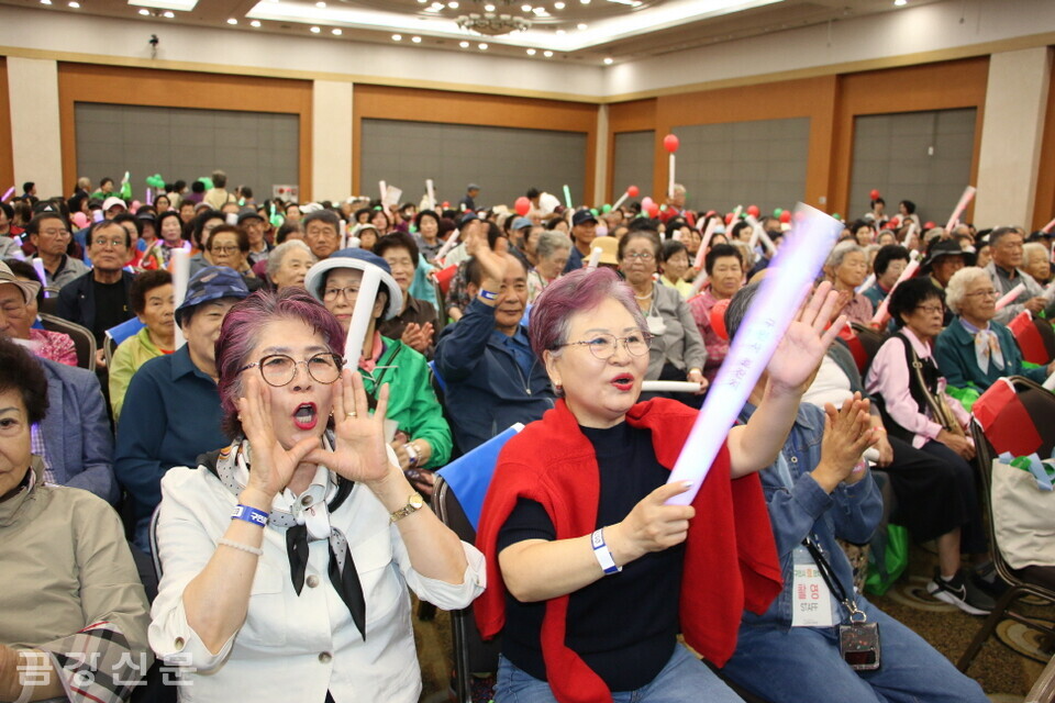 공연을 보며 환호하는 관객들. 
