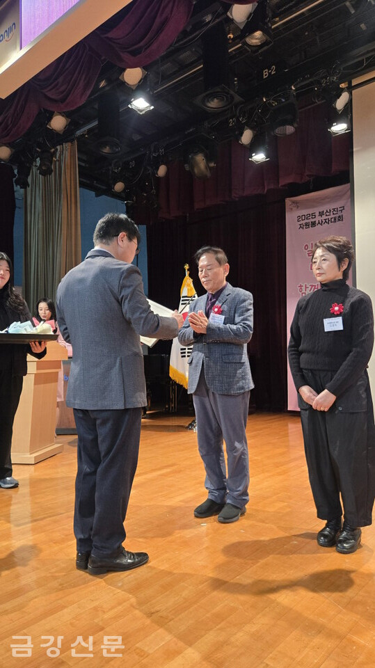 강민준 삼광사 총무위원이 표창장을 받고 있다.