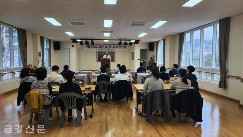 자운 스님의 특강을 듣고 있는 워크숍 참여자들. 