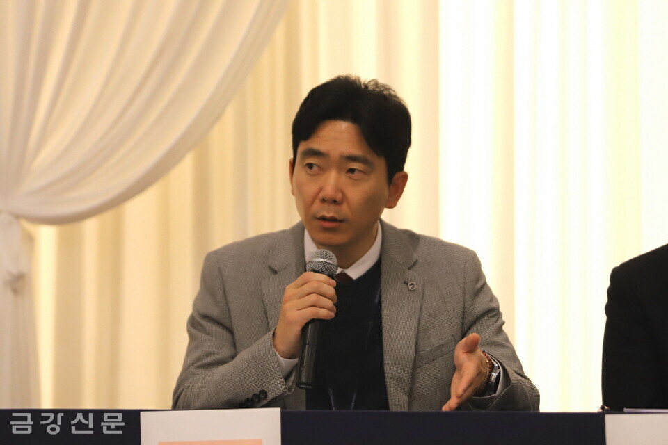 토론을 하는 이만규 강원노인보호전문기관장.