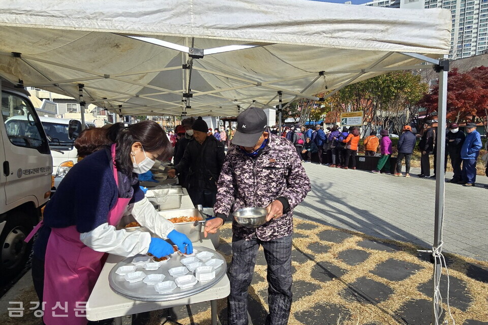 2024년 마지막 무료급식 사업 '참! 좋은 사랑의 밥차'가 진행되고 있다. 