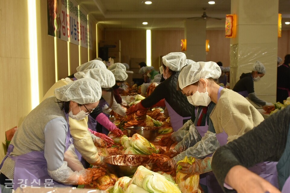 자원봉사자들이 지역의 소외계층에 전달할 김장김치를 담그고 있다.