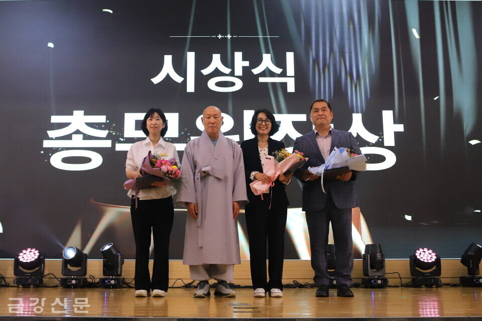 이날 총무원장 덕수 스님은 단양군청 주민복지과 소속 조재인·박상규 씨에게 감사패를, 단양노인복지관 소속 권미희 영양사에게 백년동행상을 시상했다.