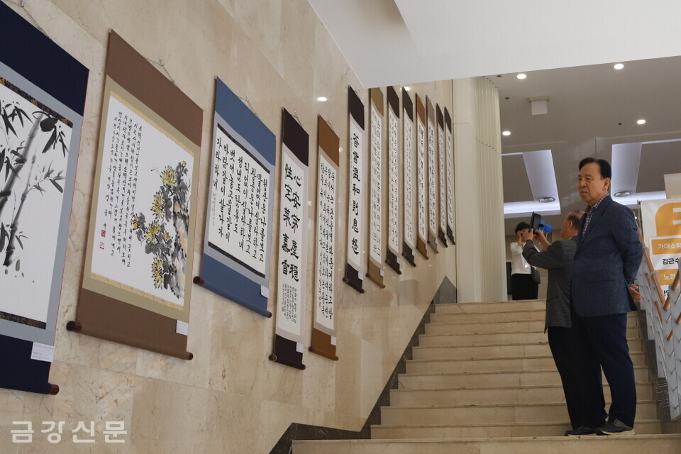 단양노인복지관 서예교실 수강생들의 작품 전시회도 진행됐다. 