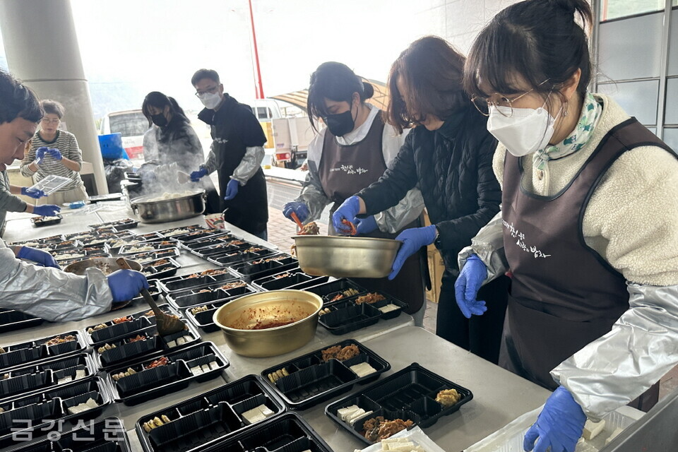 도시락을 포장하고 있는 자원봉사자들. 
