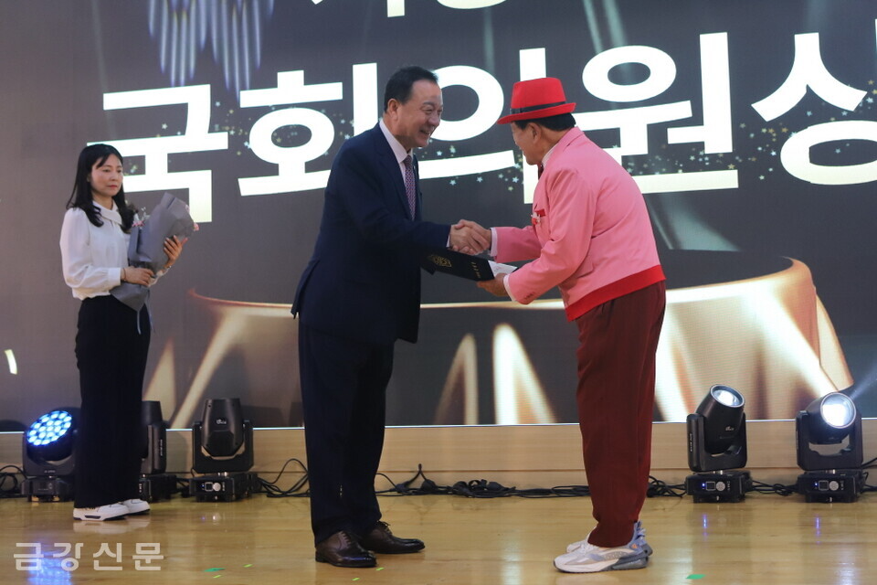  엄태영 국민의힘 국회의원은 김설기 씨에게 표창장을 수여했다.