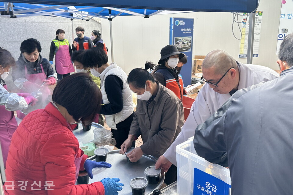 천태종복지재단과 삼광사는 3월 27일부터 청송군종합문화복지타운에서 산불 이재민과 소방공무원 500여 명에게 식사를 제공했다. 식사 지원은 29일까지 진행될 예정이다. 