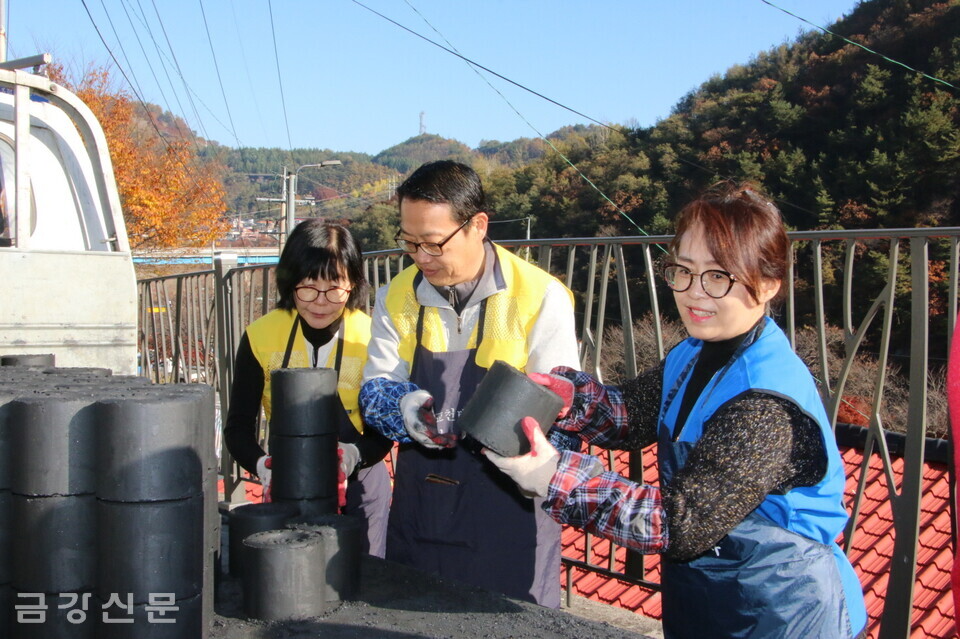 연탄을 나르고 있는 자원봉사자들.
