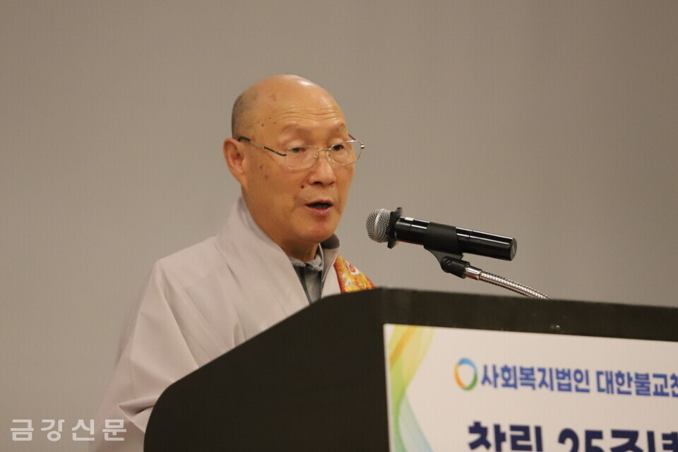 복지재단 이사장 덕수 스님이 치사를 하고 있다. 