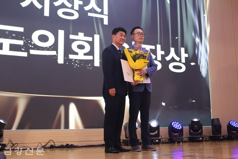 이양섭 충청북도의회의장을 대신해 오영탁 충청북도의회 의원이 충청북도의회의장상을 장원영 이원건강의료기 대표에게 수여했다.