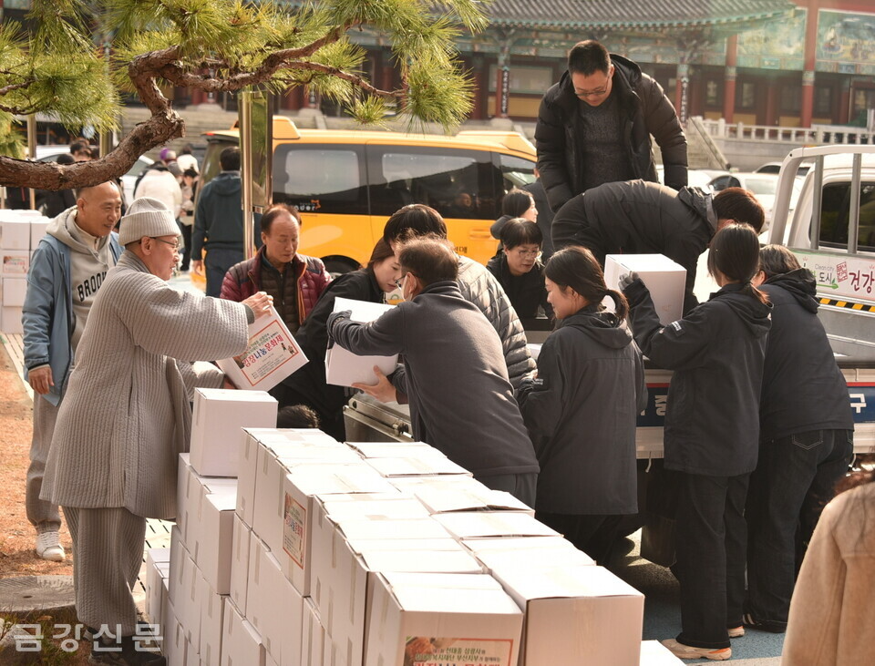 삼광사 교무 덕중 스님 등이 지역의 저소득가정에 전달할 김장김치를 배송차량에 싣고 있다.
