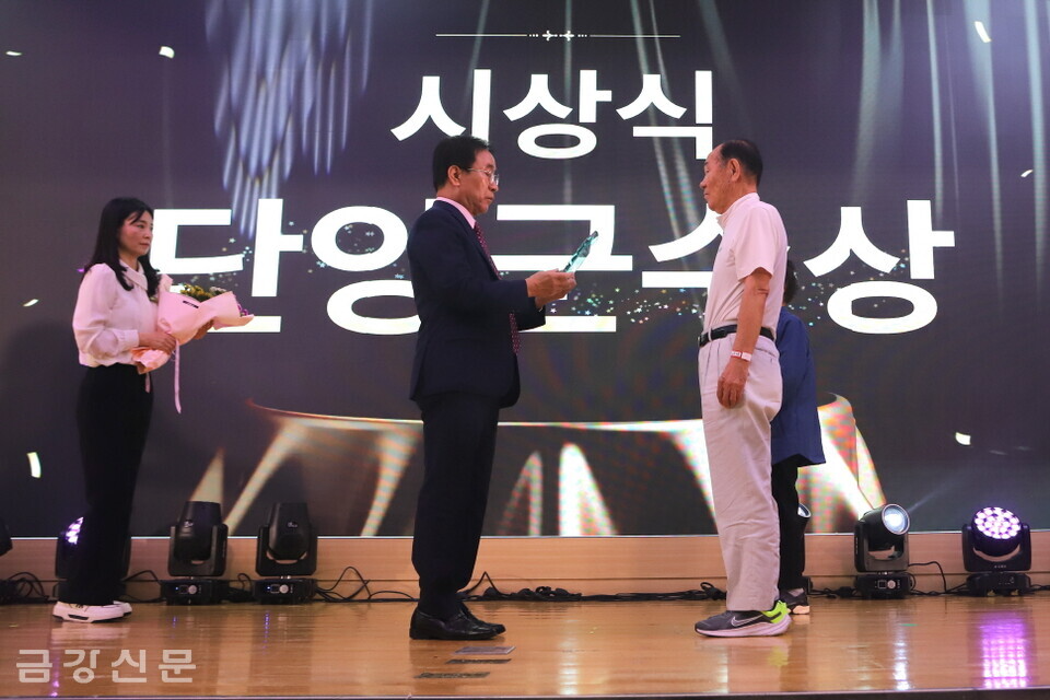 김문근 단양군수는 김옥춘(88세)·김병로(86세) 어르신에게 ‘빛나는인생상’을 수여했다.
