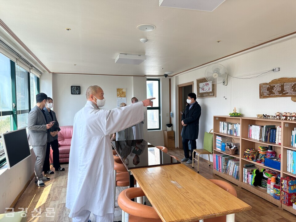 천태종사회복지대단 상임이사 개문 스님 등 천태종복지재단 관계자들이 해인사자비원 광명노인요양원 시설을 둘러보고 있다.〈사진=천태종복지재단〉