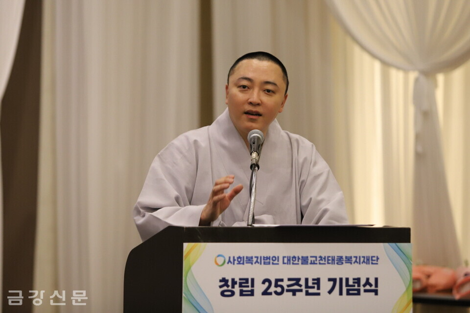 주제강연 사회를 진행하고 있는 문법 스님. 