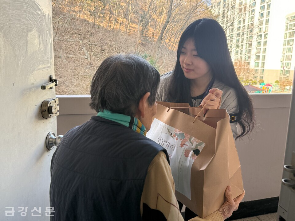 마산회원노인종합복지관(관장 정응석)은 1월 24일 지역 저소득 취약계층 어르신 81명에게 식료품 세트를 전달했다. 