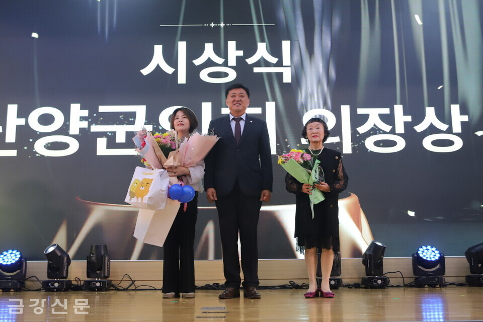 이상훈 단양군의회의장은 노월복·김미경 씨에게 ‘다하는마음상’을 전달했다. 