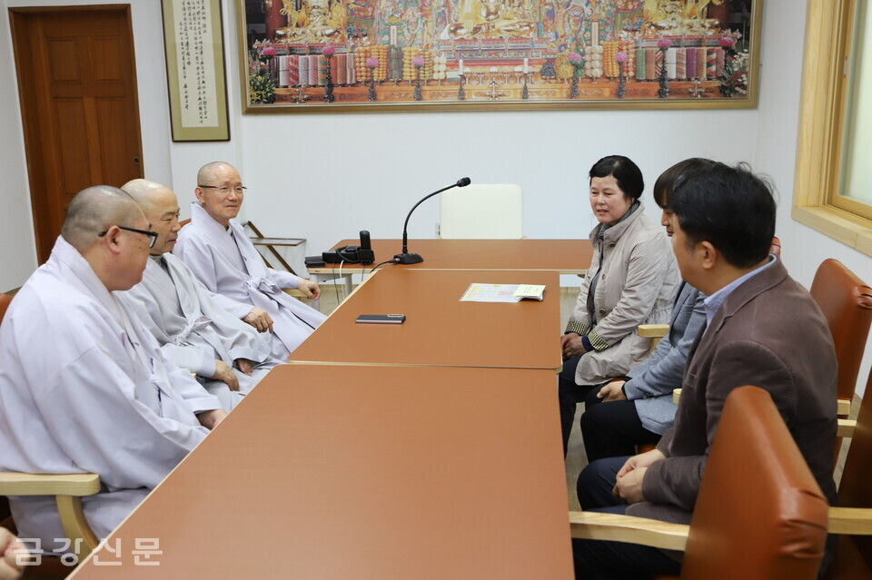 총무부장 월도 스님, 사회부장 진철 스님, 천태종복지재단 사무총장 자운 스님 등 복지재단 관계자와 조연주 단양노인보금자리요양원 요양사가 대화하고 있다.