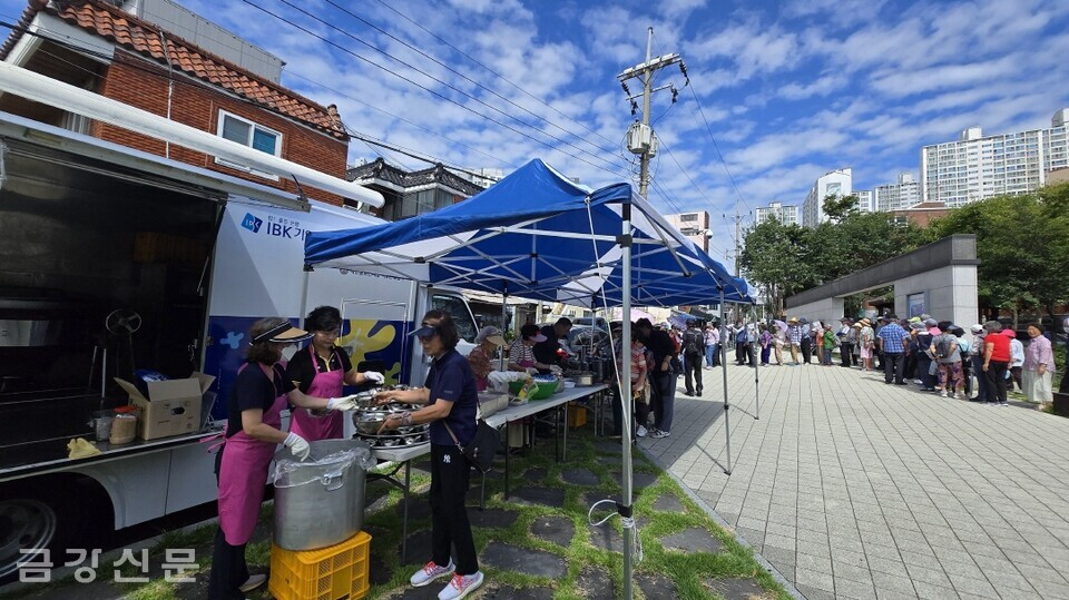 삼광사 효 실천 봉사단과 천태종복지재단 부산지부는 9월 10일 오전 10시 연지어린이공원에서 ‘2025년도 하반기 무료급식 봉사 참! 좋은 사랑의 밥차’를 운영, 지역 저소득층 주민에게 무료급식을 제공했다.