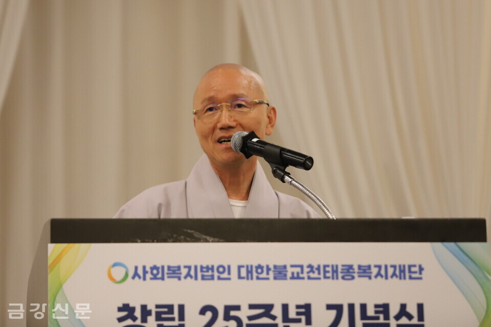 창원 원흥사 주지 월도 스님은 ‘천태종 2대 종정 대충대종사 복지사상-대충대종사 복지사상에 대한 의의와 해석’을 주제로 한 강연에서 불교적 입장에서 복지의 의미를 ‘연기법(緣起法)’을 통해 고찰하고 천태종의 삼대지표에 드러난 복지사상의 의미를 재고(再考)해 대충대종사의 가르침과 사상 속에 드러난 복지사상을 조명했다.