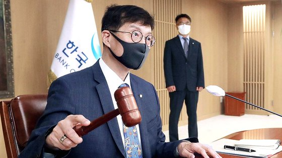  이창용 한국은행 총재가 25일 서울 중구 한국은행에서 열린 금융통화위원회 본회의를 주재하고 있다. 사진공동취재단