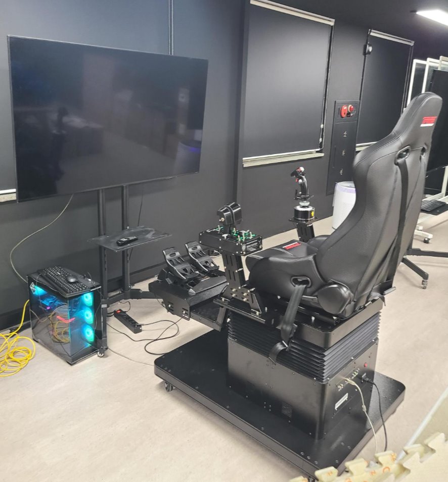 실내, 벽, 컴퓨터 모니터, 기계이(가) 표시된 사진 
AI 생성 콘텐츠는 정확하지 않을 수 있습니다.